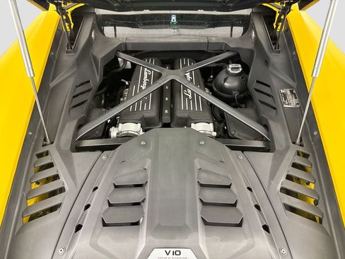 Used 2020 Lamborghini Huracan EVO RWD image 29