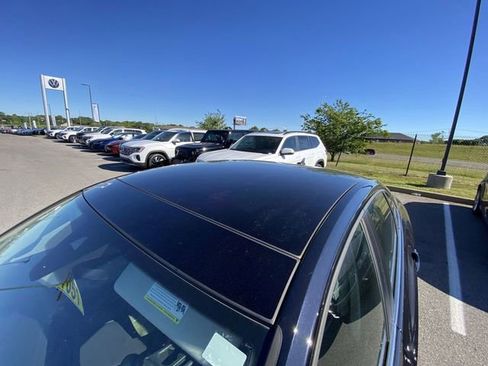 Used 2023 Volkswagen Jetta SE w/ Panoramic Sunroof Package FWD image 3