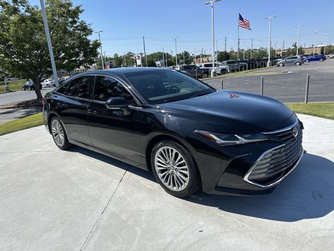 Used 2022 Toyota Avalon Limited w/ Advanced Safety Package FWD image 2