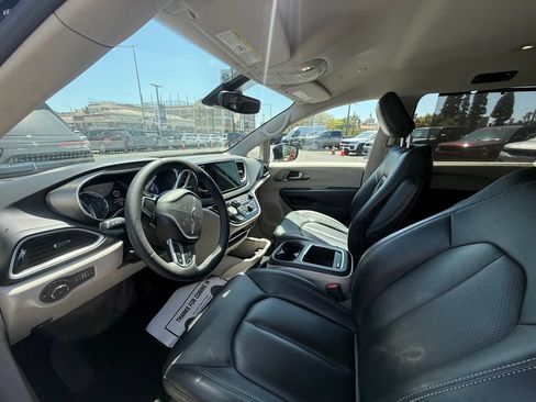Used 2024 Chrysler Pacifica Touring-L FWD image 5