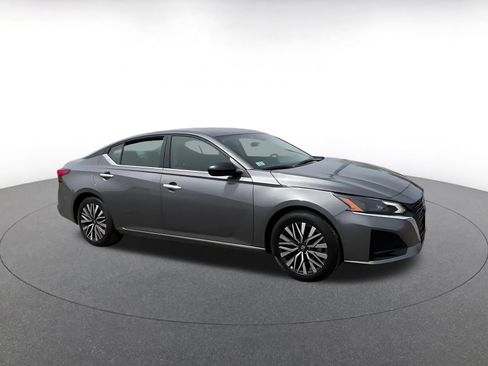 Used 2025 Nissan Altima 2.5 SV FWD image 2