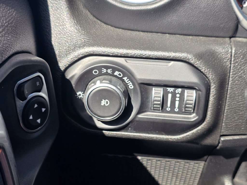 Used 2020 Jeep Wrangler Unlimited Sahara AWD/4WD image 33