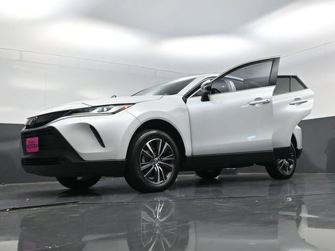 Used 2023 Toyota Venza LE image 27