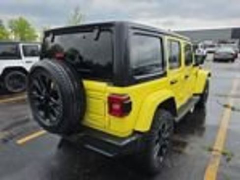 Used 2022 Jeep Wrangler Unlimited Sahara w/ Cold Weather Group AWD/4WD image 8