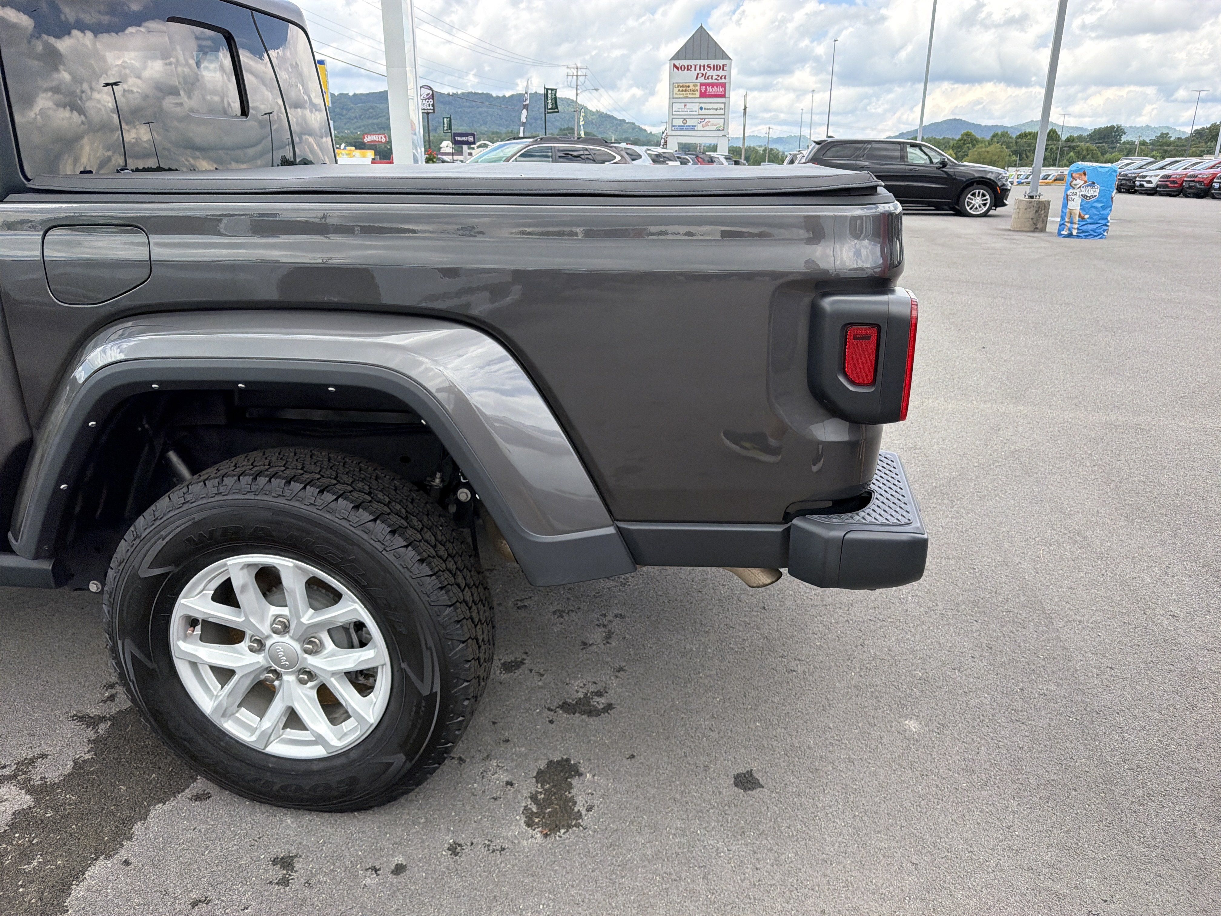 Used 2023 Jeep Gladiator Sport AWD/4WD image 11