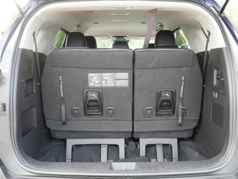 Used 2025 Kia Carnival FWD image 18
