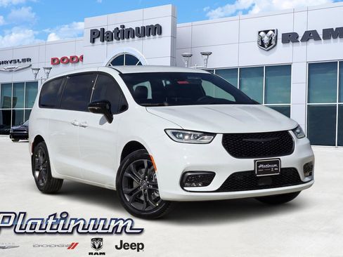 New 2026 Chrysler Pacifica Select image 1