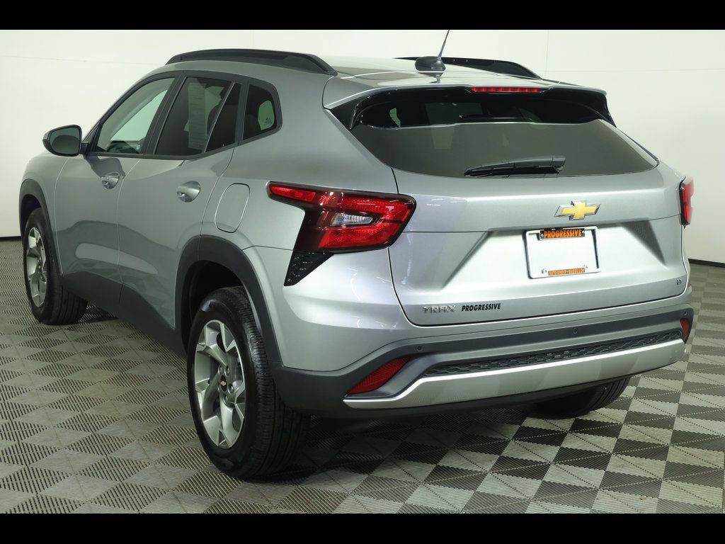 Used 2025 Chevrolet Trax LT w/ Driver Confidence Package FWD image 13