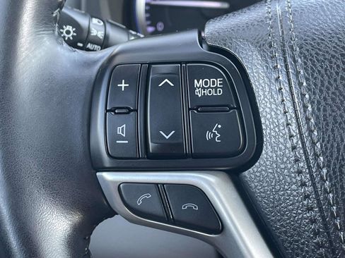 Used 2018 Toyota Highlander XLE AWD/4WD image 25