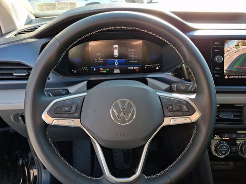 Used 2024 Volkswagen Taos SE image 18