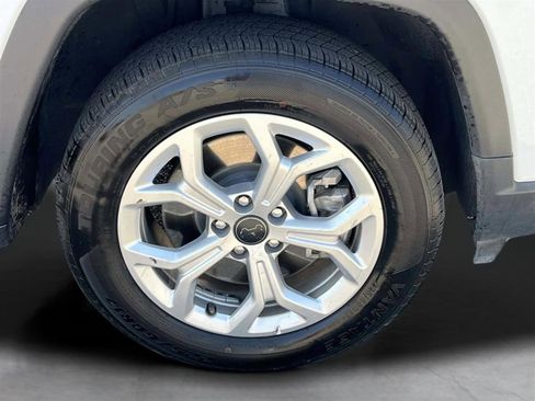 Used 2025 Jeep Compass Latitude w/ Sun & Sound Group image 6