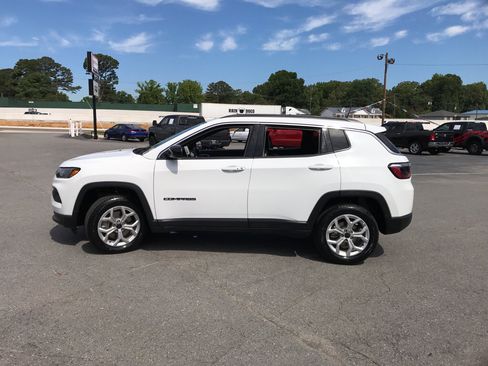 Used 2025 Jeep Compass Latitude AWD/4WD image 8