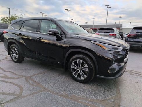 Used 2022 Toyota Highlander XLE AWD/4WD image 7