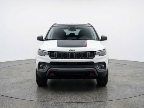 Used 2025 Jeep Compass Trailhawk image 2