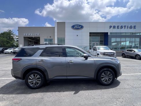 Used 2022 Nissan Pathfinder SV AWD/4WD image 11