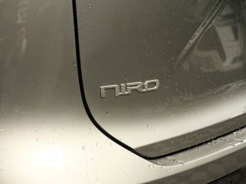 Used 2023 Kia Niro SX Touring image 9