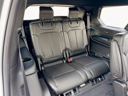 Used 2025 Jeep Grand Cherokee L Limited w/ Luxury Tech Group II RWD image 32