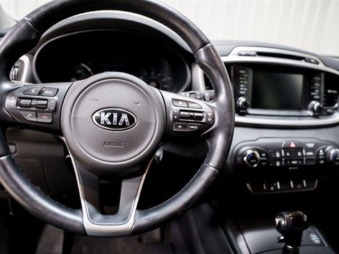 Used 2018 Kia Sorento FWD image 12