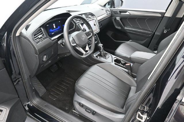 Used 2023 Volkswagen Tiguan SE FWD image 11