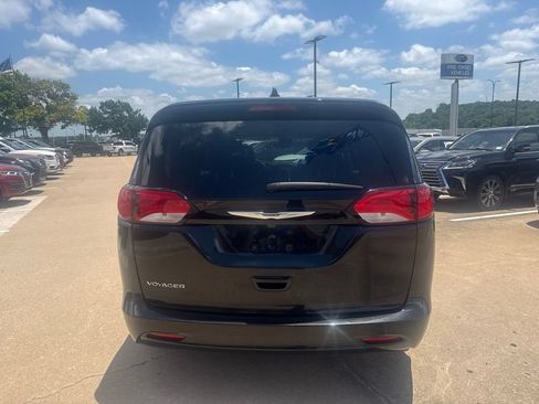 Used 2023 Chrysler Voyager LX FWD image 4