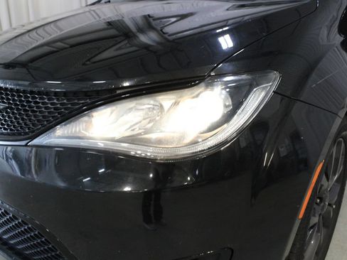 Used 2019 Chrysler Pacifica Touring-L Plus w/ S Appearance Package FWD image 33