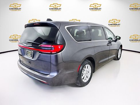 Used 2023 Chrysler Pacifica Touring-L FWD image 7