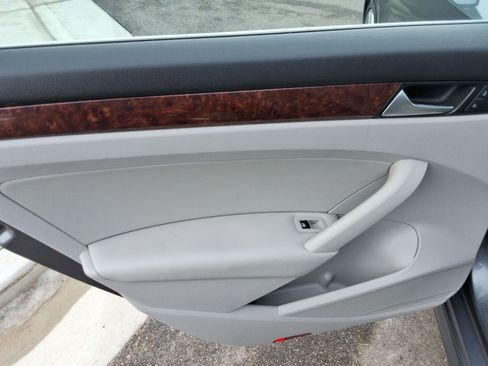 Used 2013 Volkswagen Passat TDI SEL Premium image 22