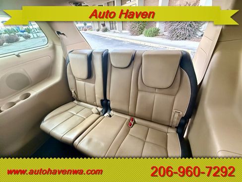 Used 2018 Kia Sedona LX w/ LX Essentials Premium Package FWD image 11