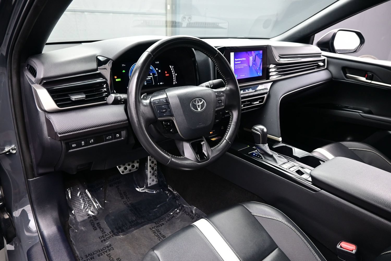 Used 2025 Toyota Camry SE FWD image 13