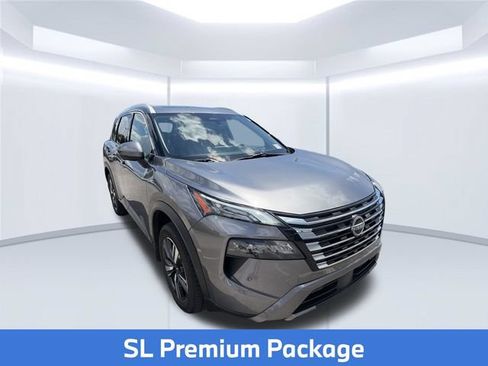 Used 2025 Nissan Rogue SL w/ SL Premium Package FWD image 3