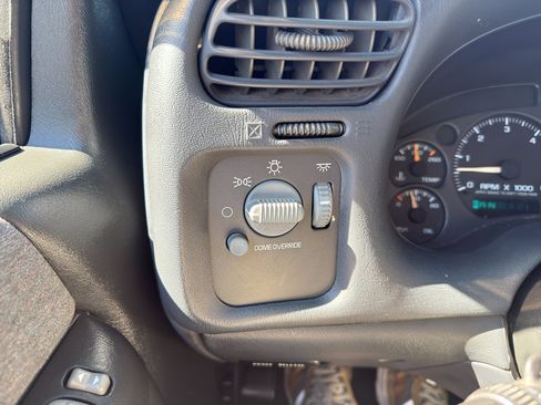 Used 2002 Chevrolet S10 Pickup LS w/ LS Preferred Equipment Group image 16