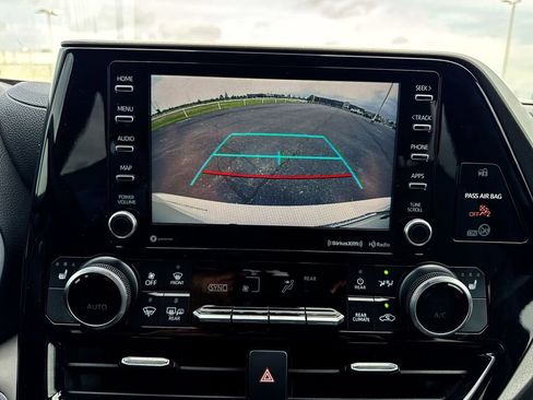 Used 2021 Toyota Highlander XLE image 17