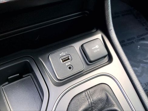 Used 2021 Jeep Cherokee Latitude Plus FWD image 31