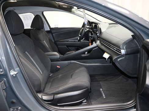 Used 2025 Hyundai Elantra SE image 10