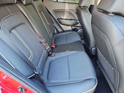 Used 2022 Hyundai Venue Limited FWD image 17