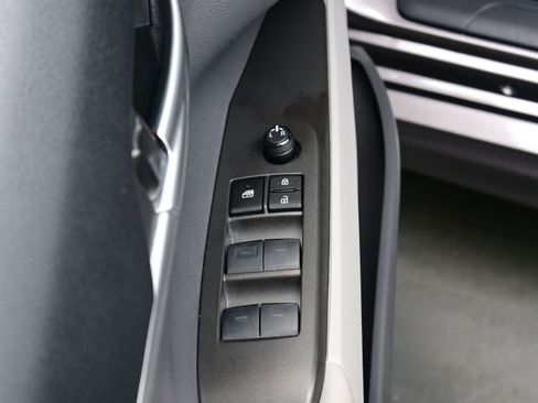 Used 2024 Toyota Camry SE image 11