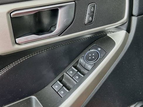 Used 2022 Ford Explorer XLT w/ Equipment Group 202A AWD/4WD image 9
