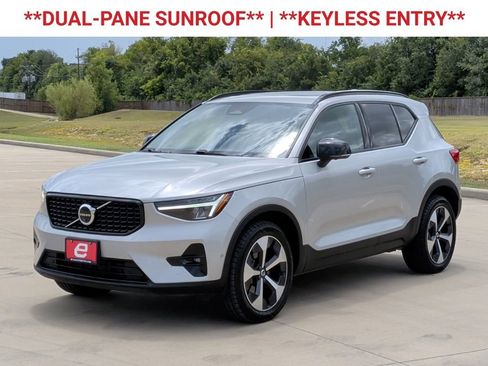 Used 2025 Volvo XC40 B5 Plus AWD/4WD image 3
