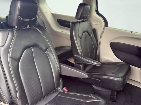 Used 2024 Chrysler Pacifica Touring-L FWD image 23
