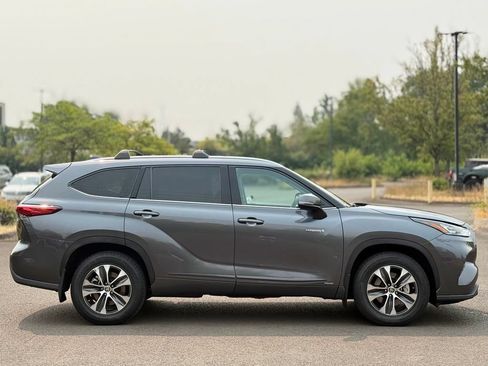 Used 2020 Toyota Highlander XLE AWD/4WD image 6