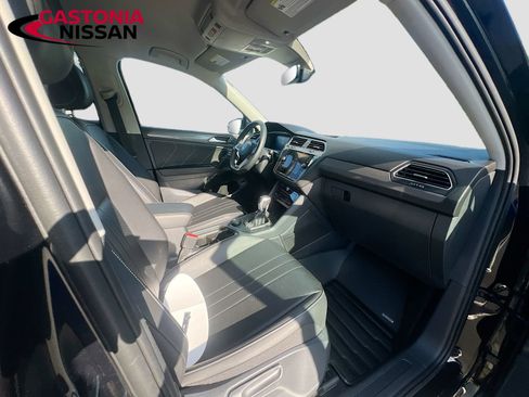 Used 2022 Volkswagen Tiguan SE AWD/4WD image 37