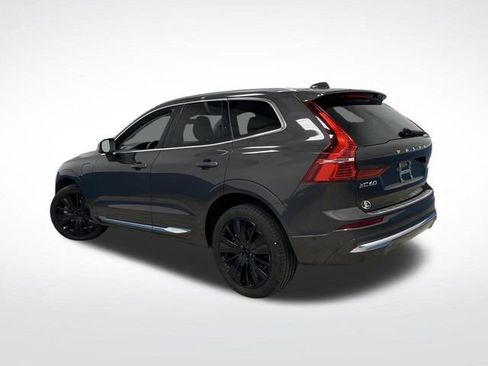 Used 2022 Volvo XC60 T8 Inscription w/ Advanced Package image 3