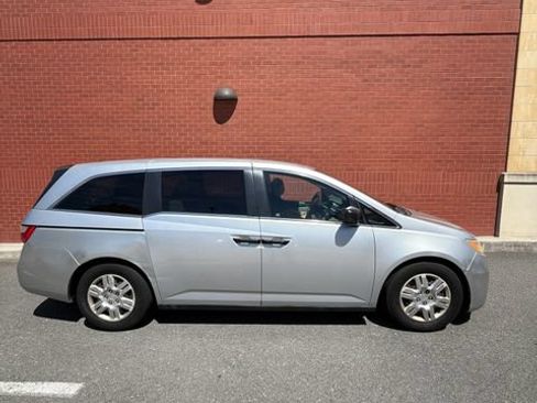 Used 2011 Honda Odyssey LX image 2