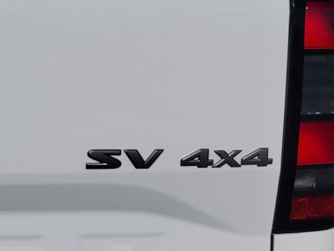 Used 2024 Nissan Frontier SV image 11