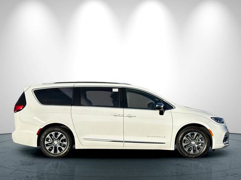 New 2026 Chrysler Pacifica Pinnacle image 3