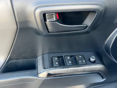 Used 2018 Toyota Tacoma SR5 AWD/4WD image 11
