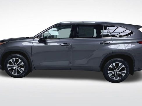 Used 2022 Toyota Highlander XLE AWD/4WD image 23