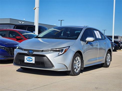 Used 2025 Toyota Corolla LE image 2