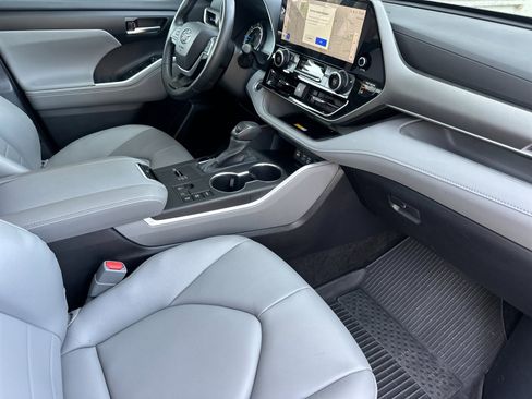 Used 2025 Toyota Highlander XLE image 16