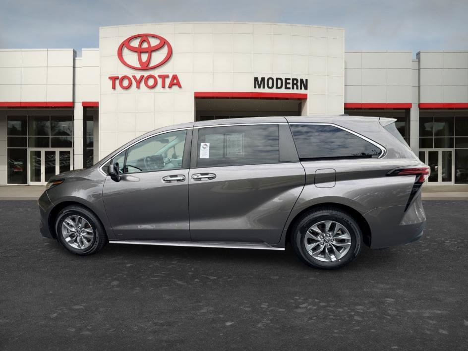 Certified 2022 Toyota Sienna XLE FWD image 8